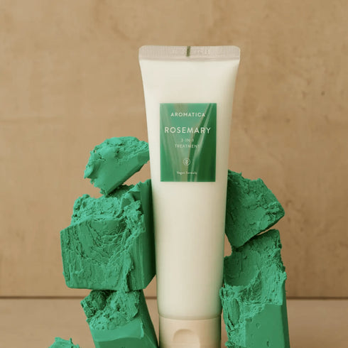 Calmează, detoxifică și repară scalpul cu Aromatica Rosemary Scalp Treatment 3-in-1. Conține ulei esențial de rozmarin și ingrediente vegane pentru păr puternic.